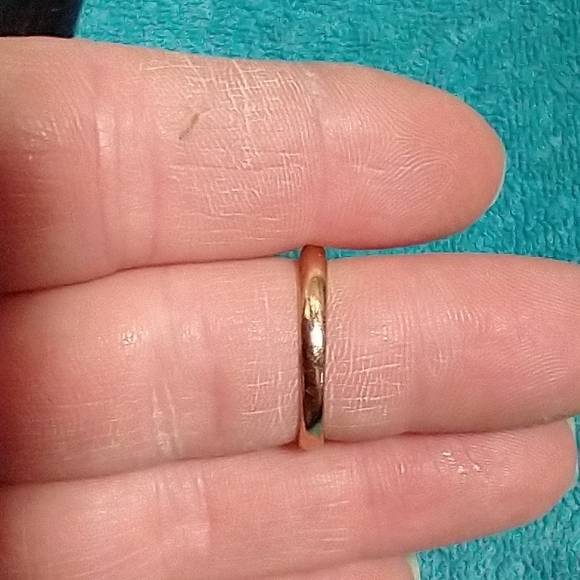 Elegant Goldtone Crystal And Red Gemstone Ring - Picture 3 of 6